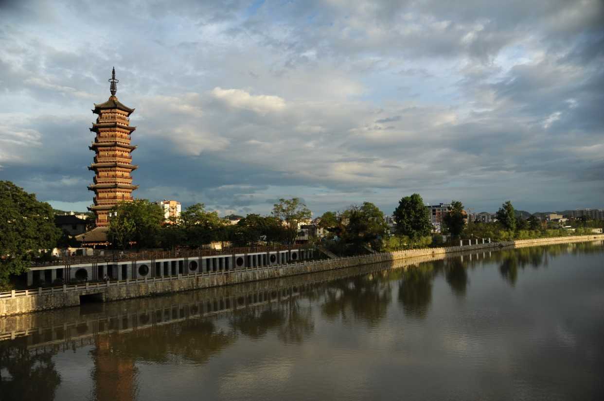 图注:江西石城的宝福寺塔,挺拔娟秀,弥漫着一种世俗的感情.