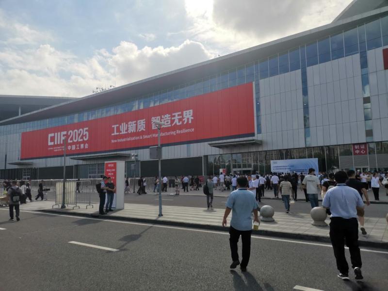 以创新驱动智造升级——爱鑫微亮相2025工博会再展硬核实力