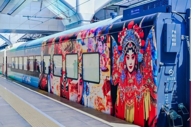 这么近，那么美！京津冀首列全景观光列车首发，利亚德显示技术赋能“文旅列车”新场景