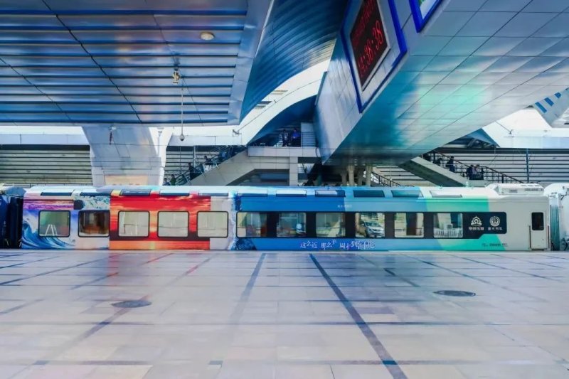 这么近，那么美！京津冀首列全景观光列车首发，利亚德显示技术赋能“文旅列车”新场景