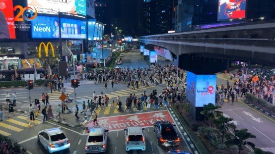 艾比森A25系列巨幕点亮吉隆坡金三角，显示技术+创意内容激活城市流量引擎