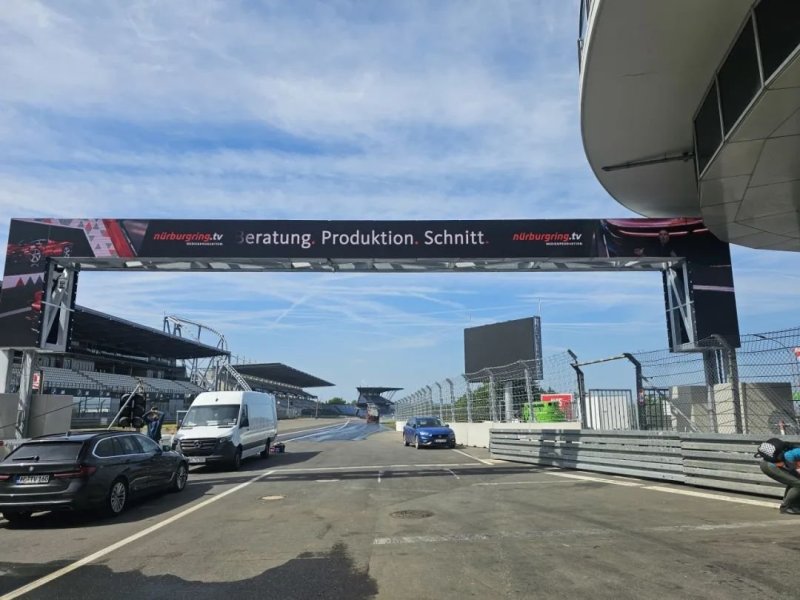 奥拓 LED 广告屏：纽北赛道上的视觉名片